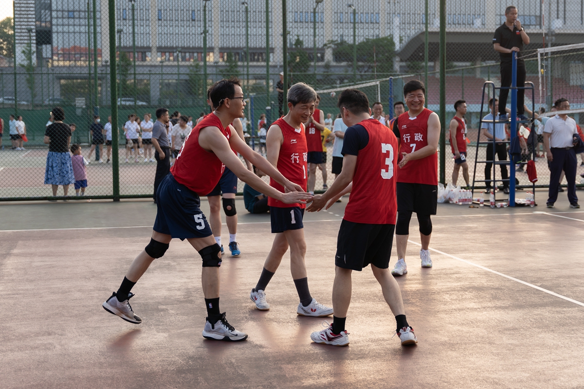 高书记与队友在得分后互相庆祝(学通社记者 倪才华 摄)