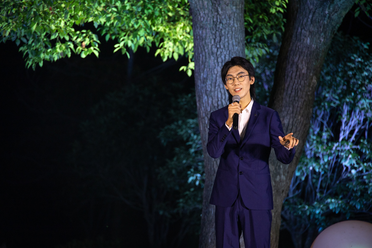 水产学院李泽巍同学朗诵《面向大海春暖花开》(学通社记者 吴奕彤 摄)