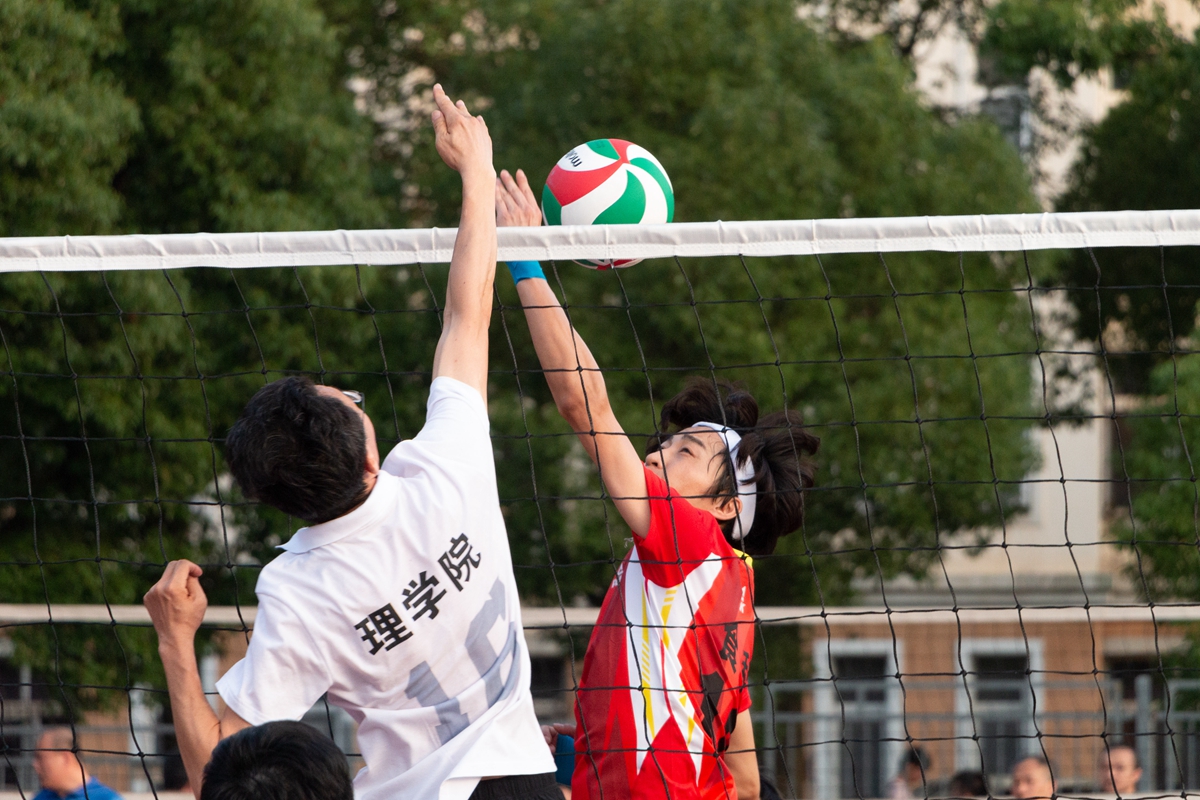 奋力一击(学通社记者 周全 摄)