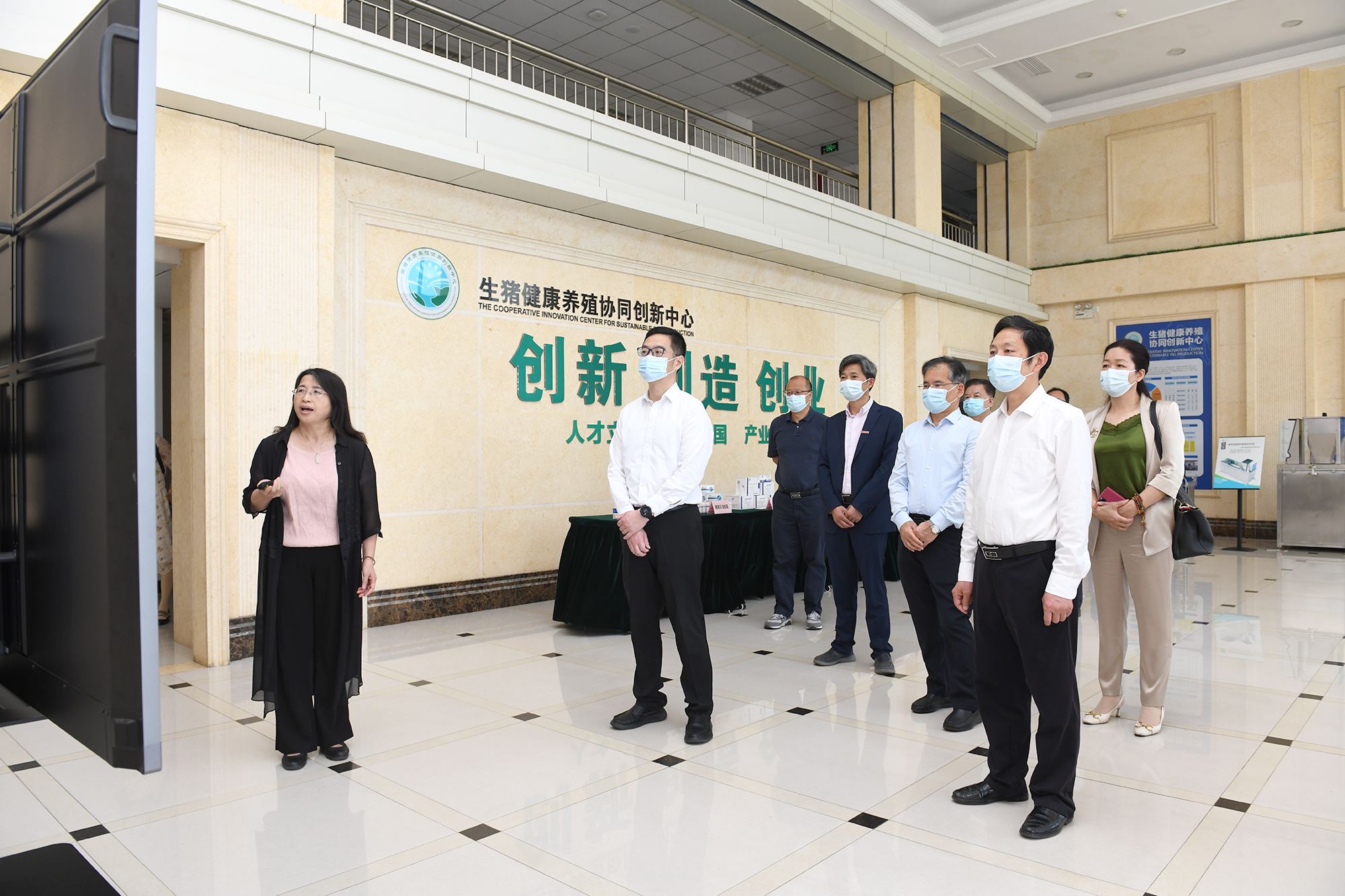 赵书红向宁咏一行汇报科研进展(记者 刘涛 摄)