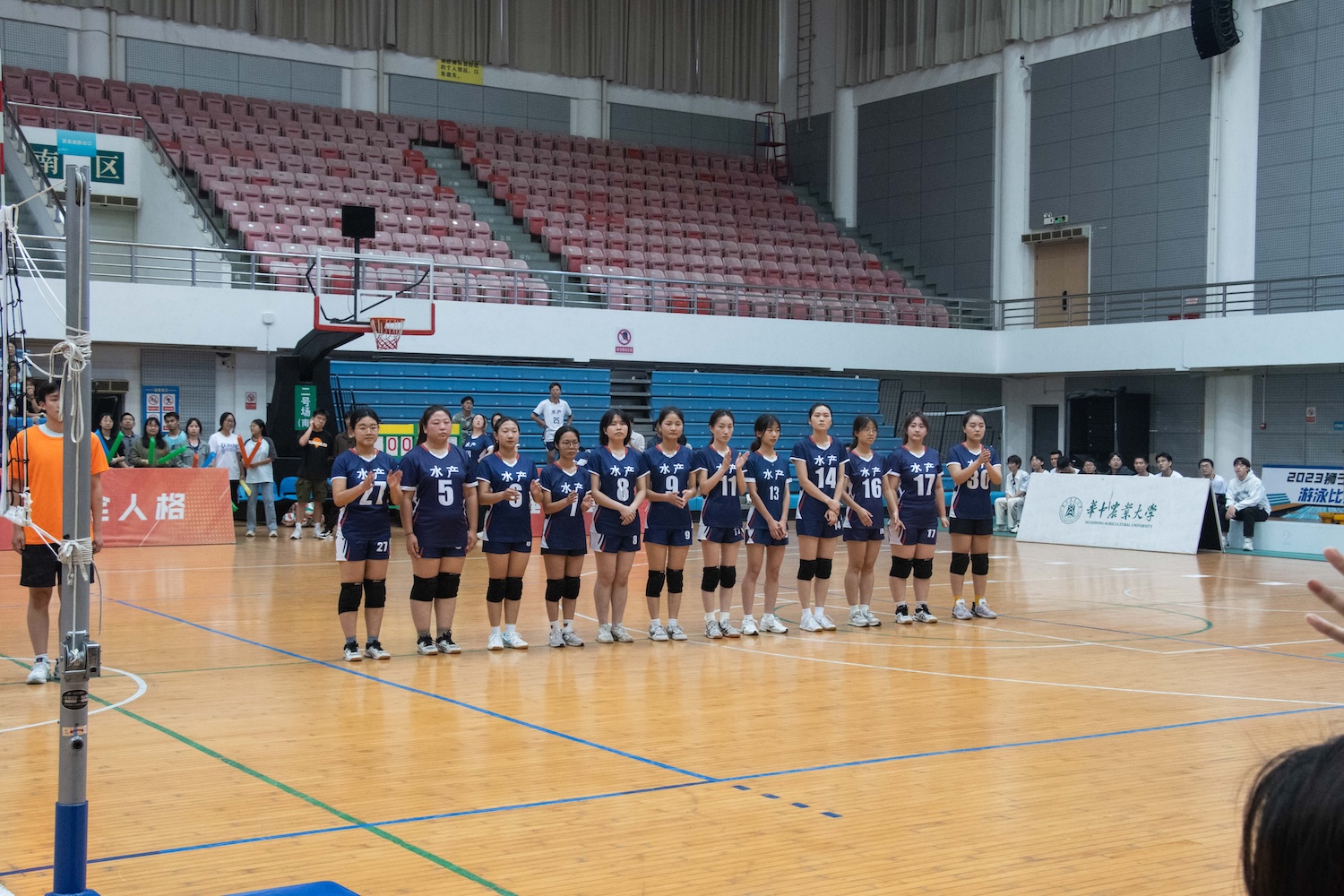 动科动医女排列队与观众互动(学通社记者 仇傲 摄)