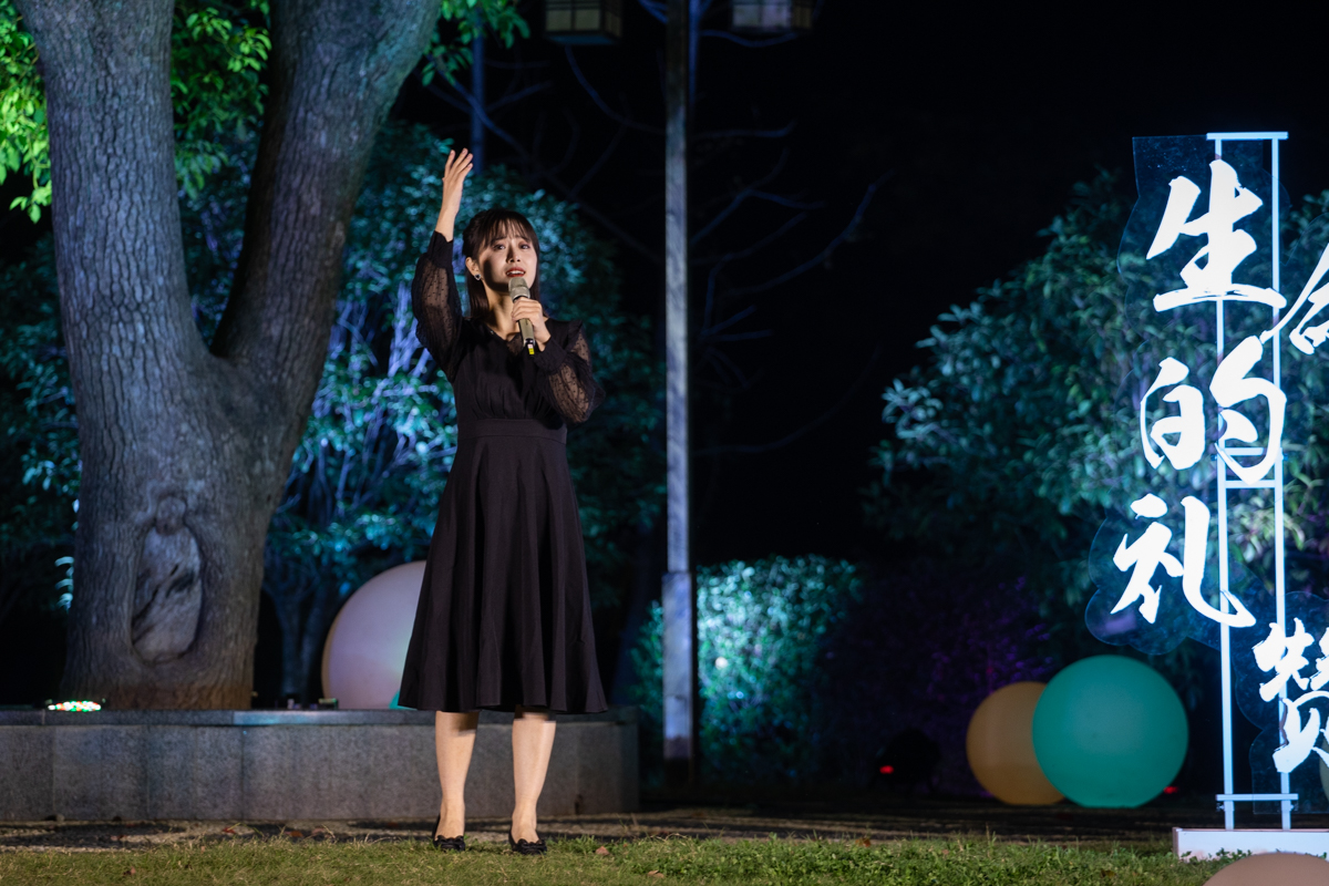 食品科学技术学院张静妍同学朗诵艾青的《生命》(学通社记者 章洁瑜 摄)