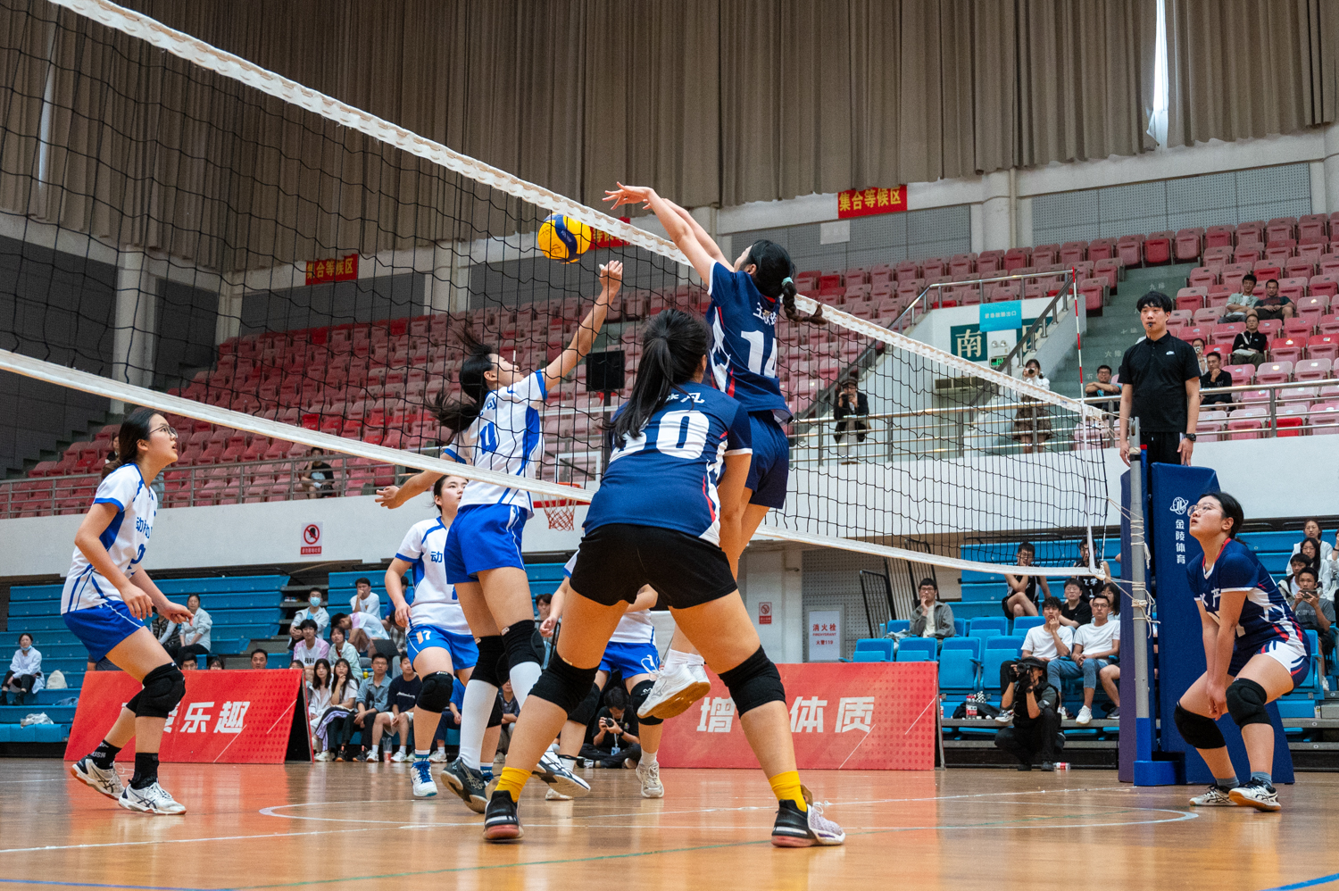 水产学院队拦网(学通社记者 李泽坤 摄)