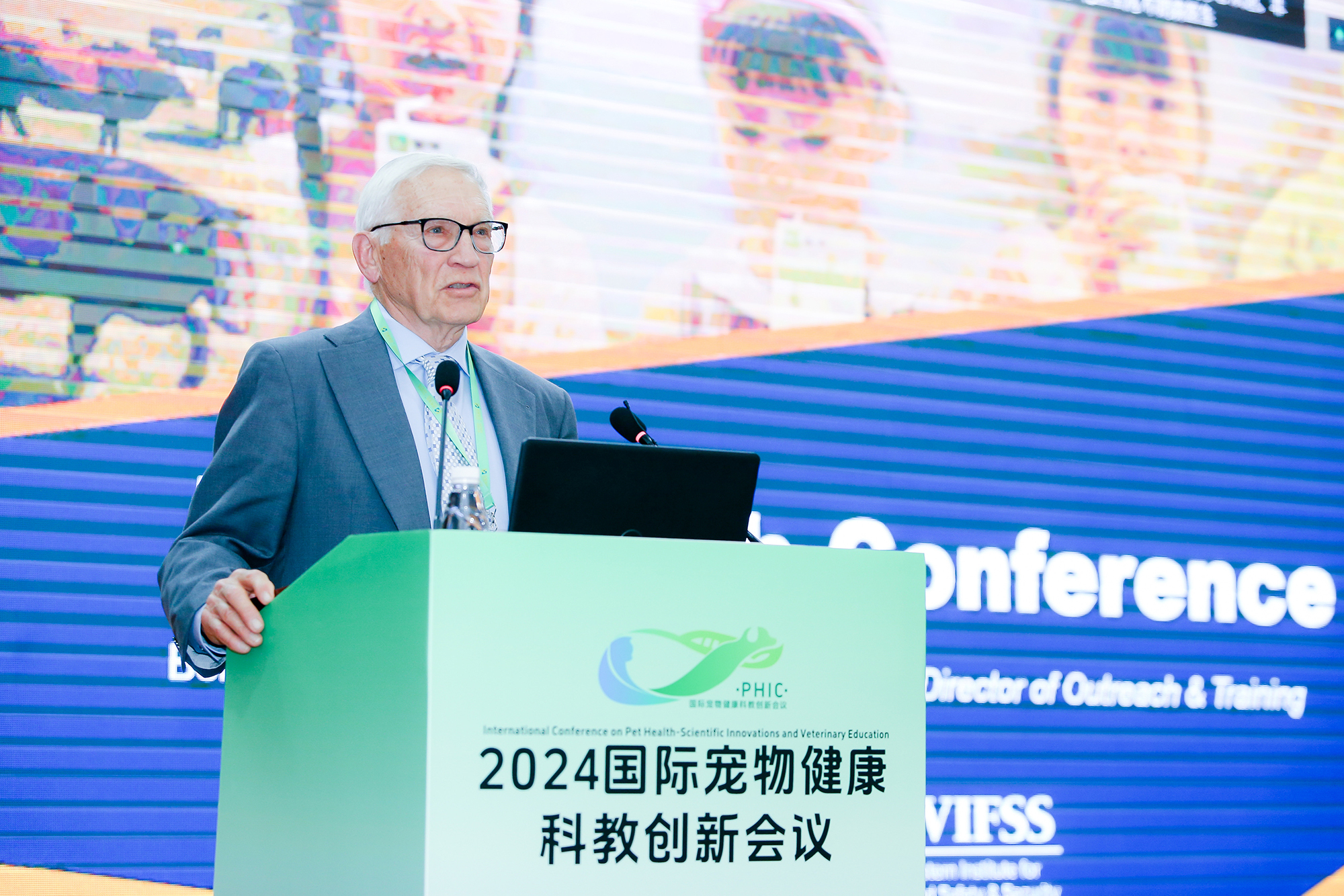 加州大学戴维斯分校名誉校长Dr.Bennie Osburn作主旨报告(侯国涛摄)