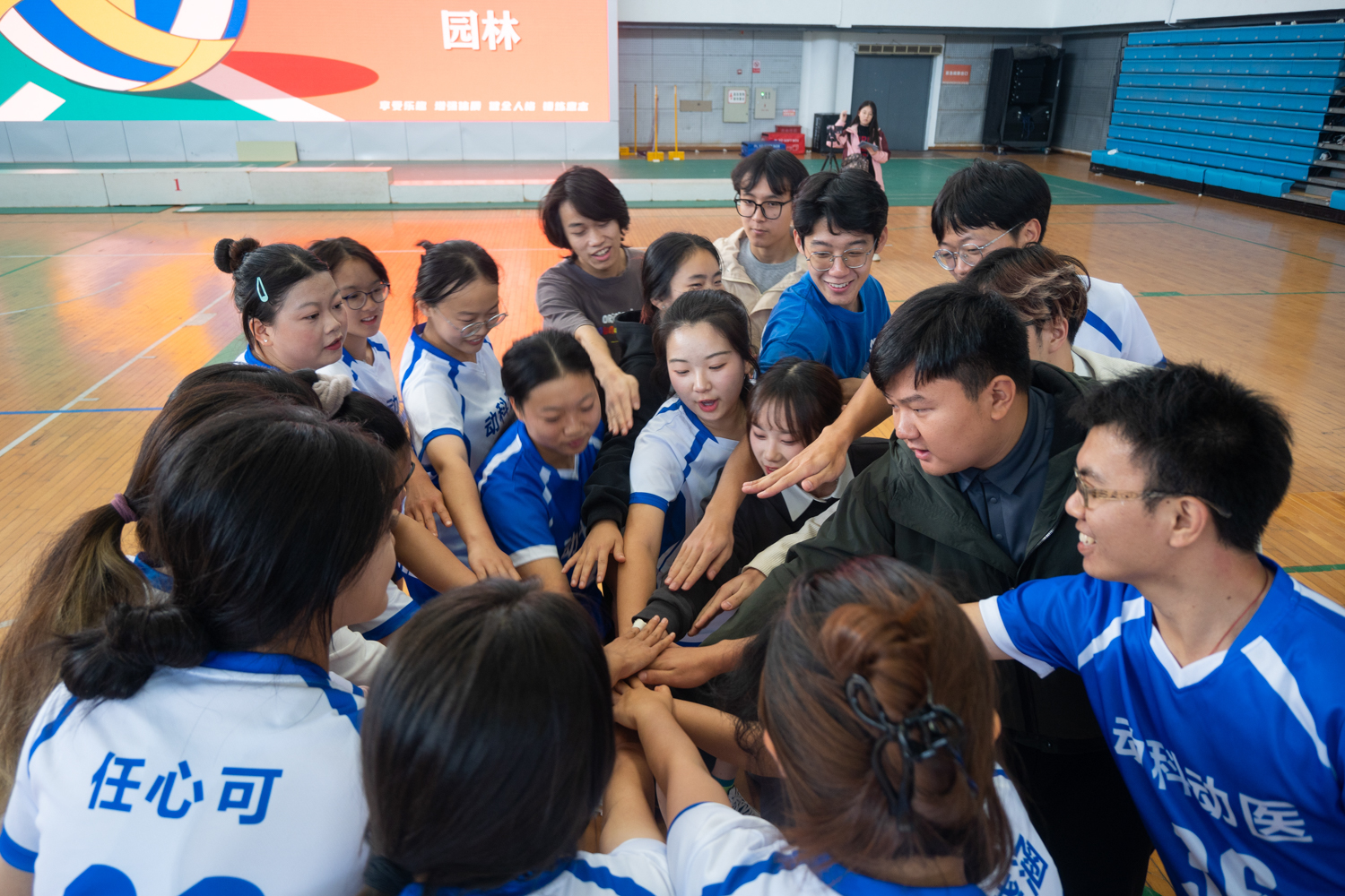 88看球直播
赛前加油（学通社记者 张湛琦 摄）