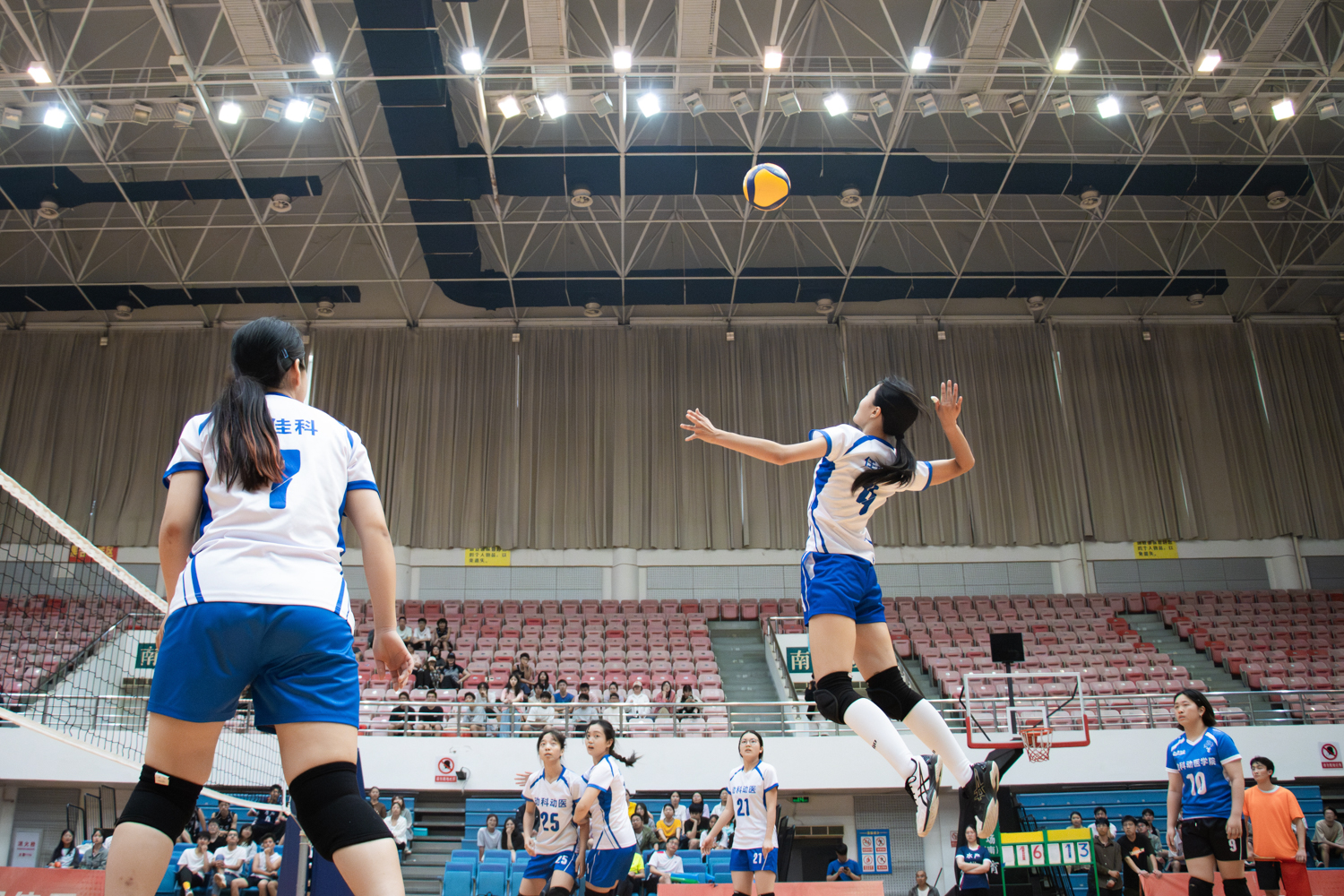 88看球直播
4号任心可暴力扣球(学通社记者 仇傲 摄)