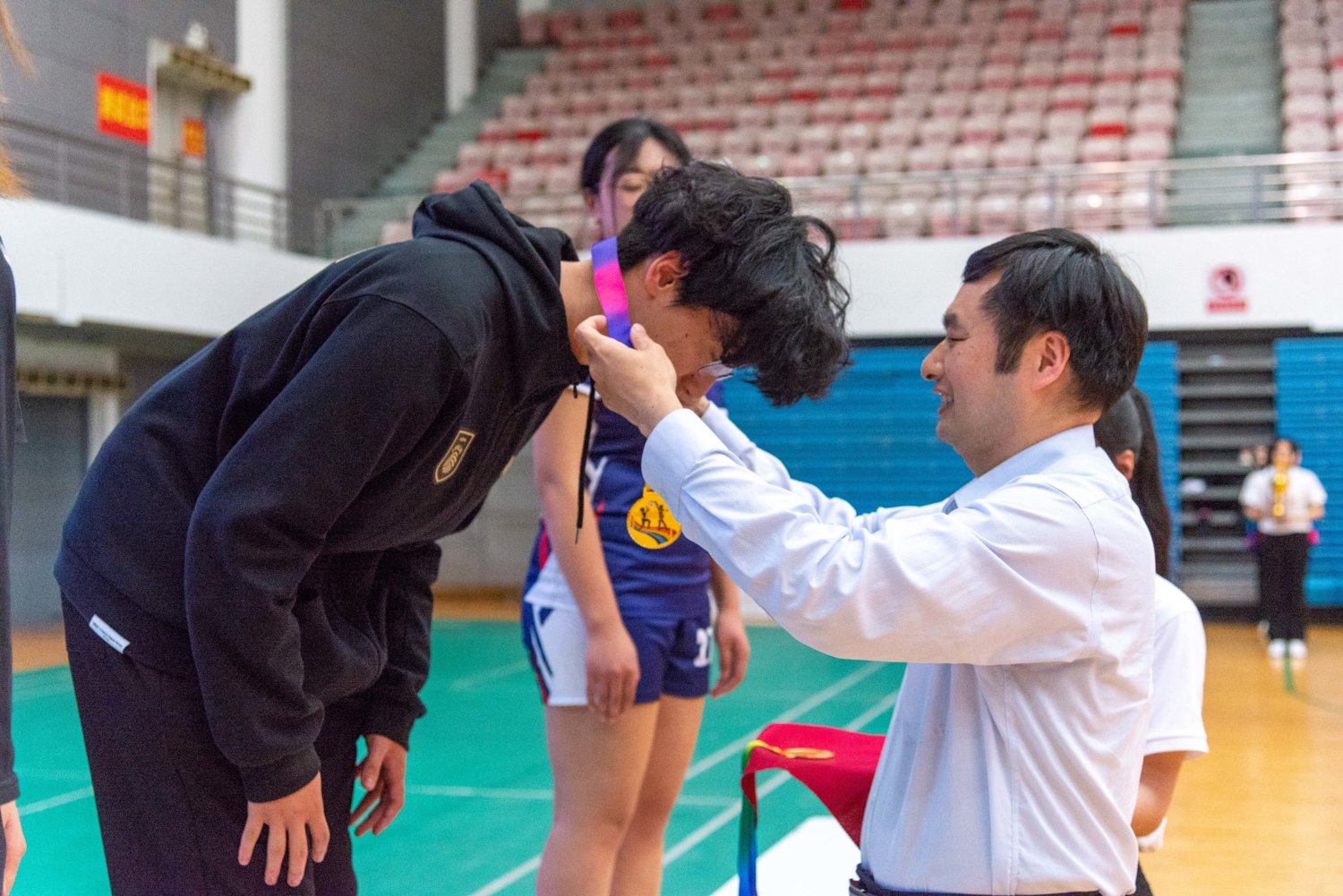 校党委副书记王从严为同学颁奖(学通社记者 魏雨城 摄)
