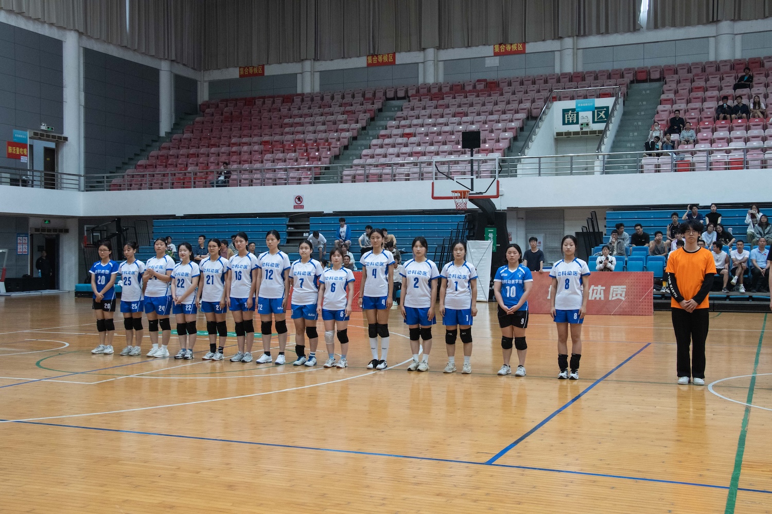 水产女排列队与观众互动(学通社记者 仇傲 摄)