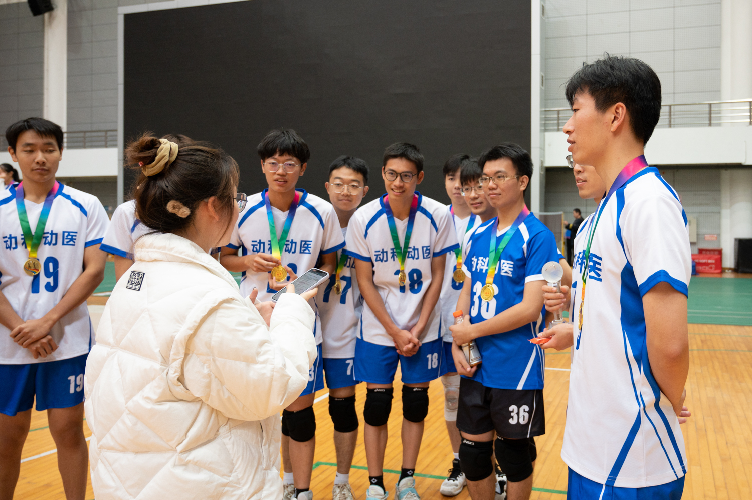 2023狮子山杯新生排球赛男排88看球直播
同学采访现场（学通社记者 许可 摄）