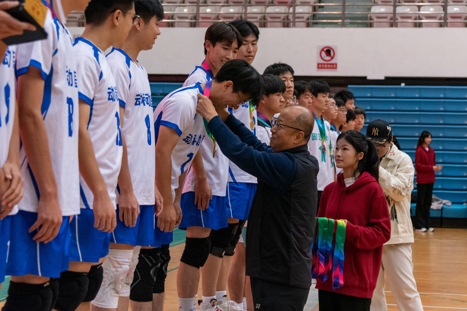 李召虎校长为狮子山杯新生男子排球赛冠军88看球直播
队员颁奖（学通社记者 吕旭阳 摄）