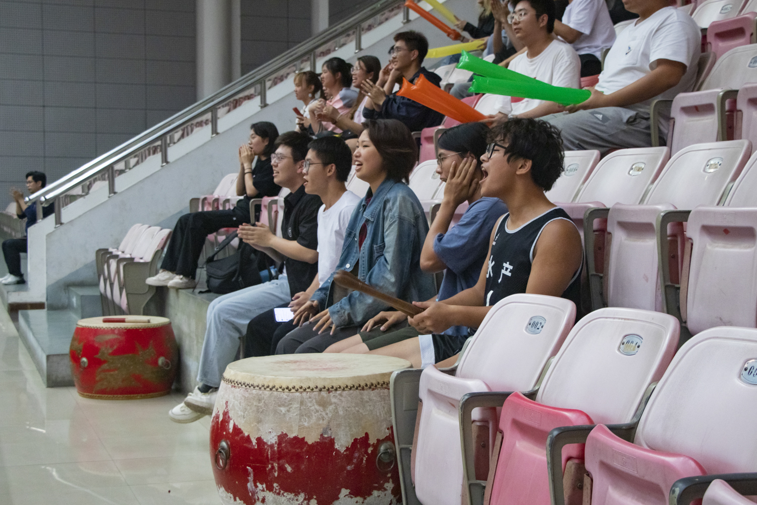 水产学院观众为队员加油(学通社记者 司欣然 摄)